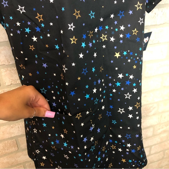 NWT Zoe+Chloe black Star Print short sleeve scrub top size XS - Picture 3 of 9